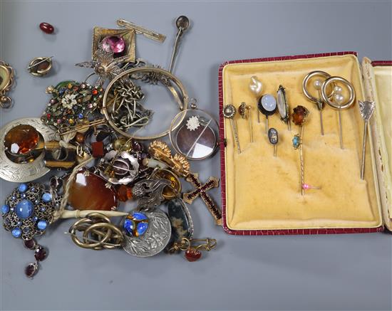 Assorted jewellery including hatpins, tiepins and costume.